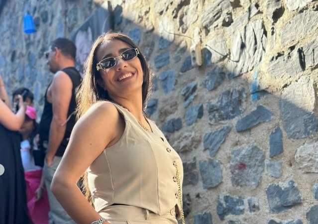 Gamze Koçak sahne performansı sırasında canlı müzik söylerken